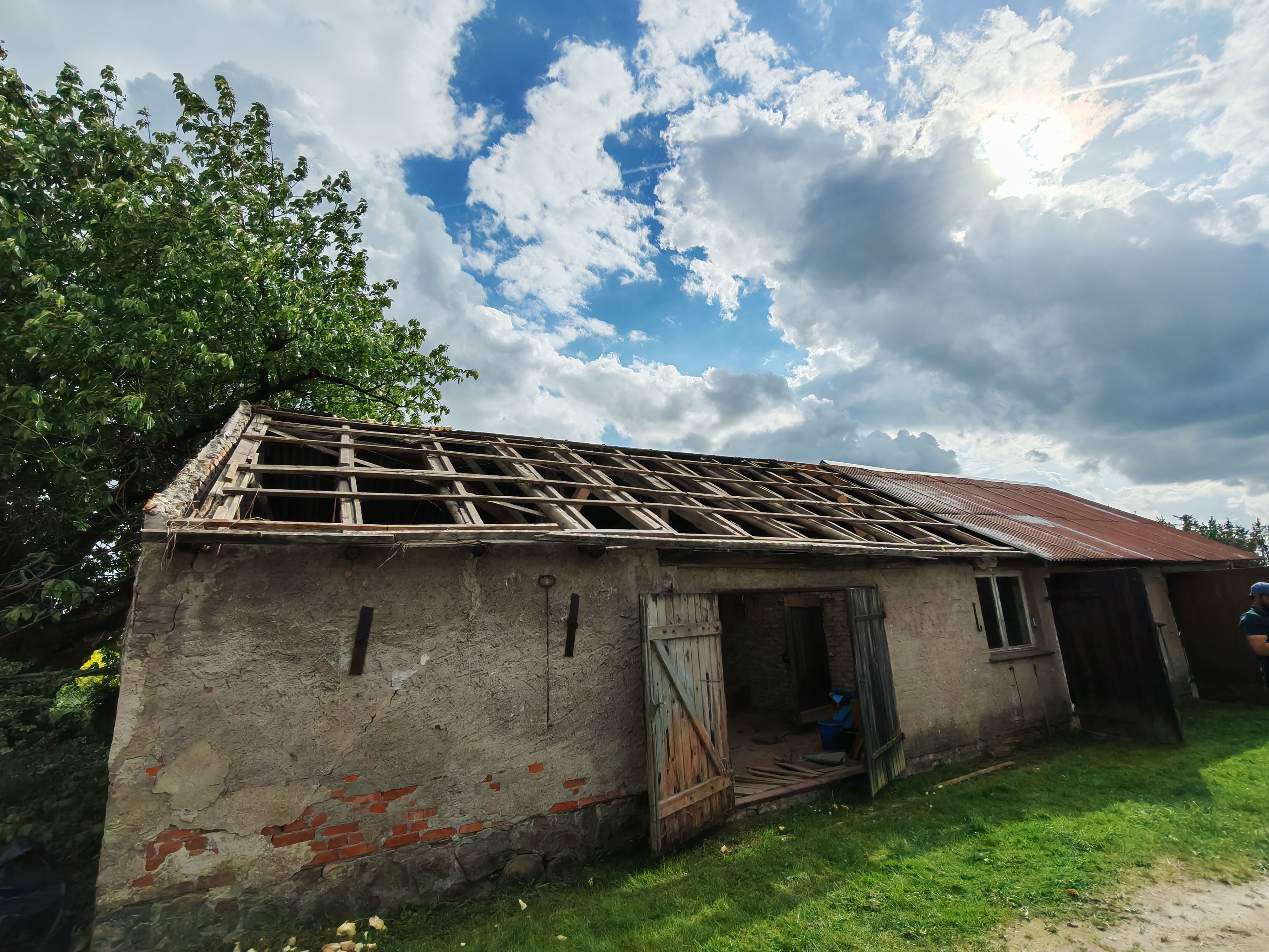 Alte Scheune mit freigelegtem Holzdachstuhl vor der Sanierung